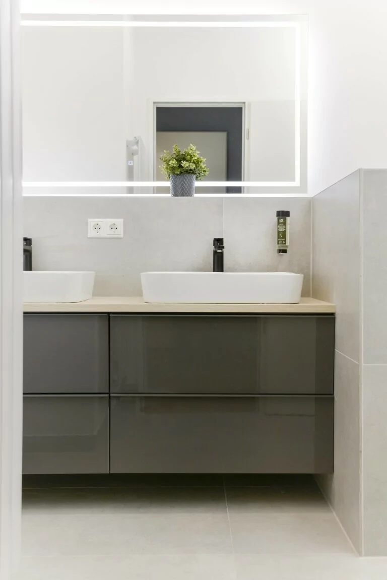 bathrooms in family apartment OTA-Berlin